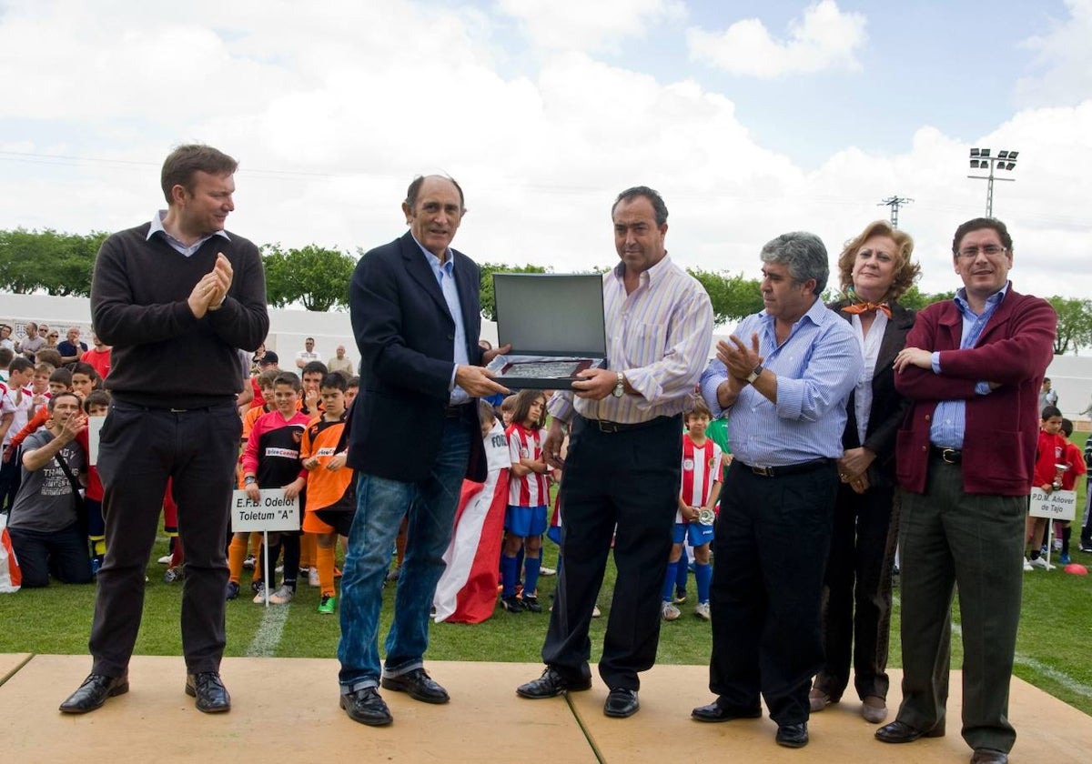El alcalde de Villaseca, Jesús Hijosa, con Pirri, presidente de honor del Real Madrid, en la clausura del último torneo
