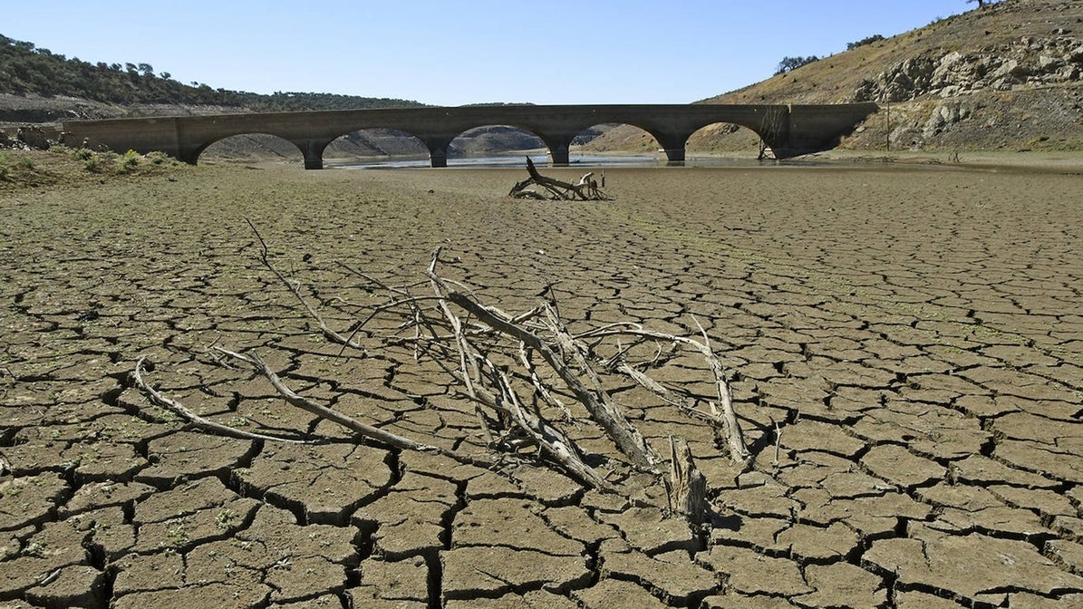 La falta de agua cuartea el fondo de un pantano de Andalucía