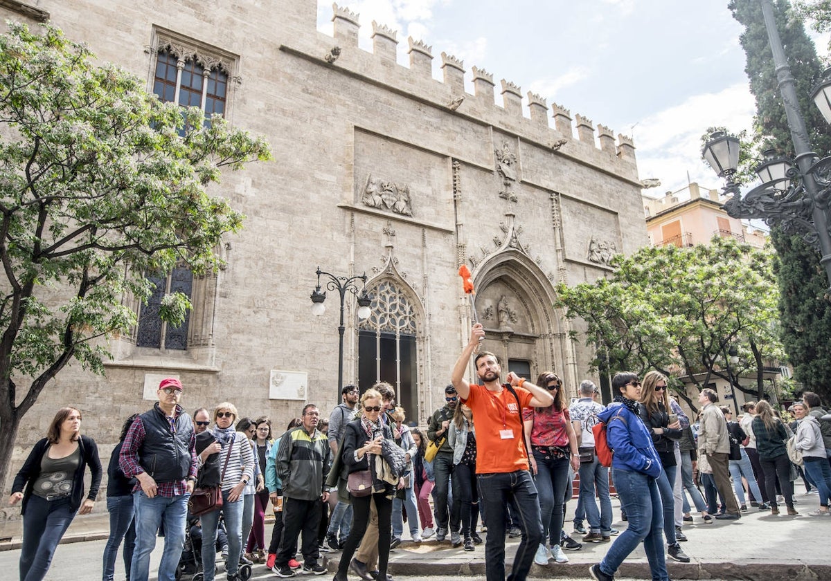 Imagen de archivo de turistas visitando las calles de Valencia