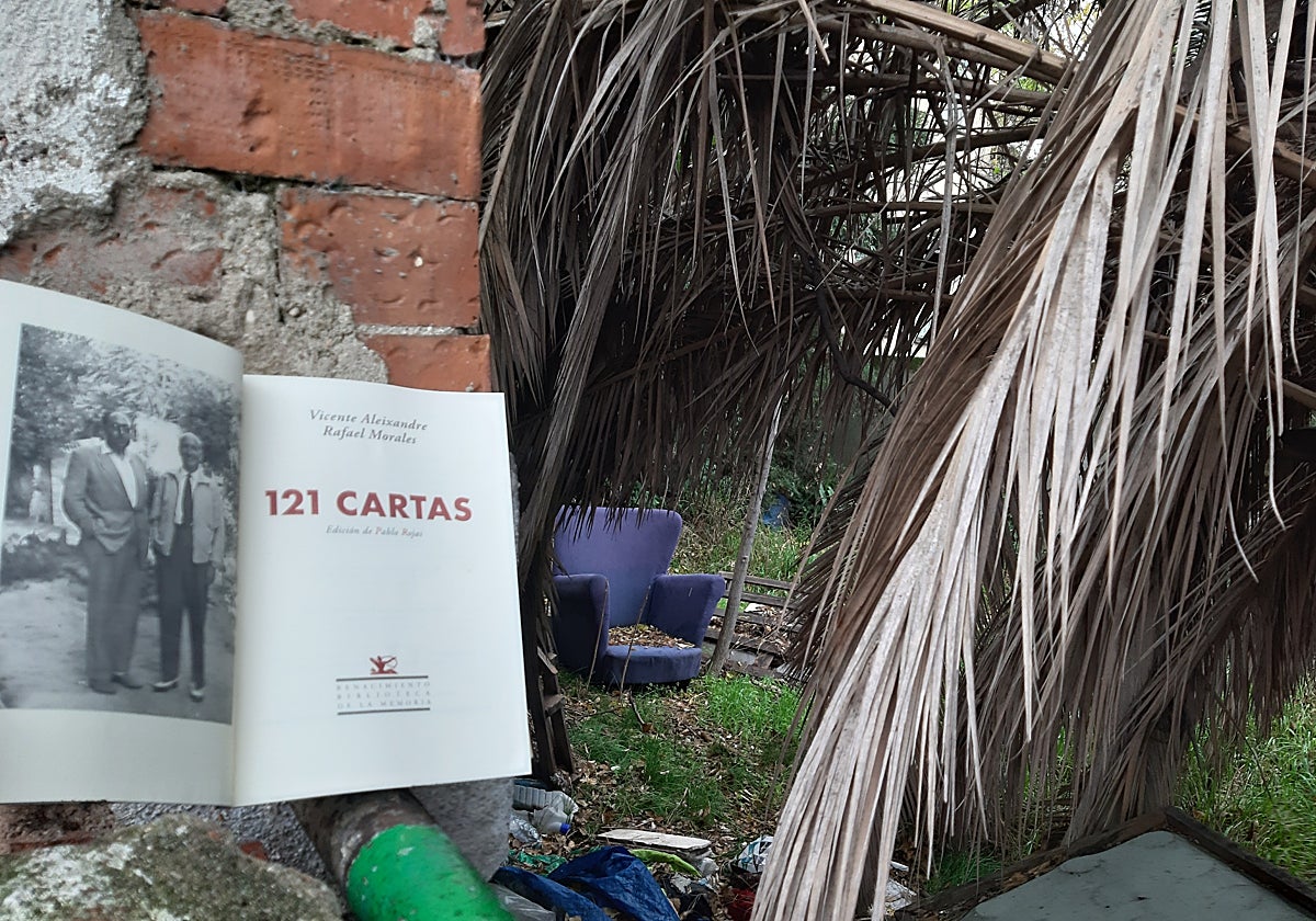 Libro abierto en el jardín de Velintonia, la casa madrileña del nobel