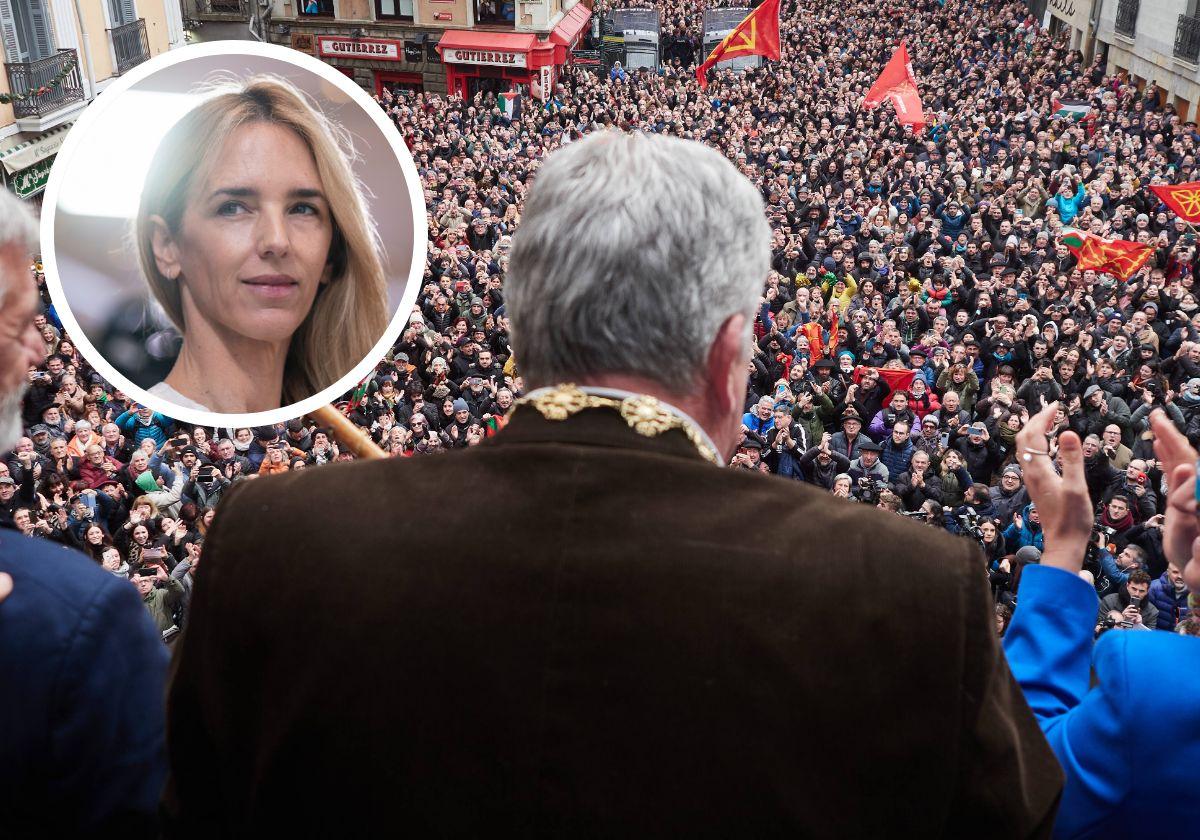 Joseba Asirón, ante cientos de personas en la plaza del Ayuntamiento de Pamplona. En pequeño, Cayetana Álvarez de Toledo