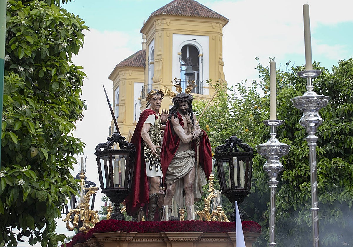El Señor de los Afligidos en su Presentación al Pueblo, poco después de salir de su parroquia de San Vicente Ferrer