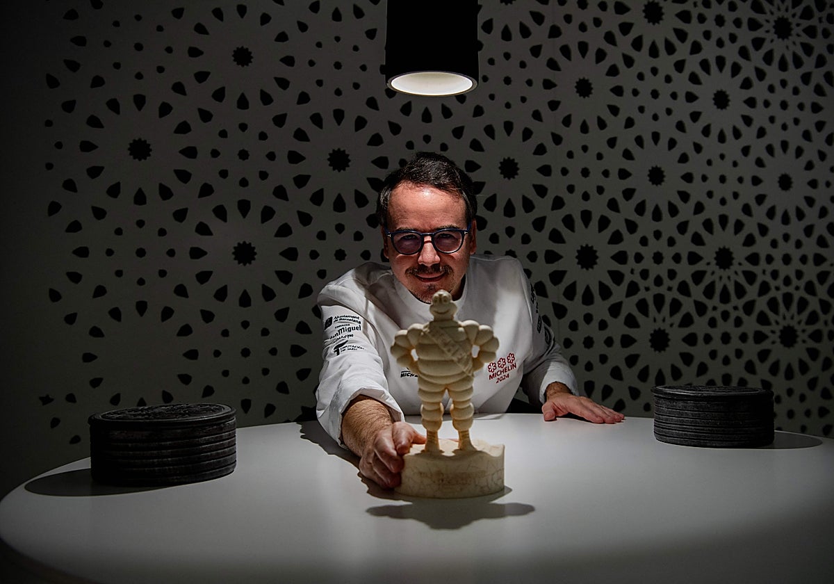 Paco Morales posa con un muñeco Michelin en su restaurante Noor
