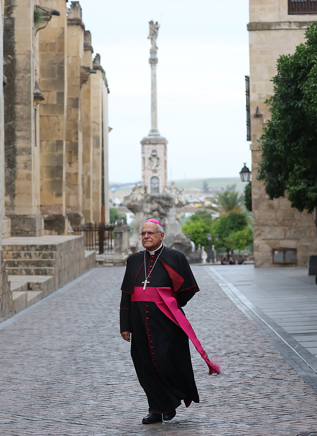El obispo de Córdoba, Demetrio Fernández, en la calle Torrijos