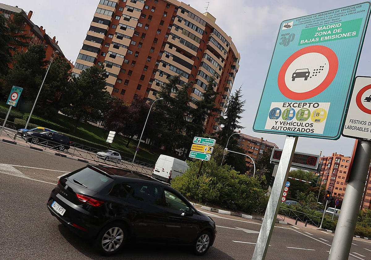 Uno de los accesos desde la M-30 a la zona de bajas emisiones de Madrid