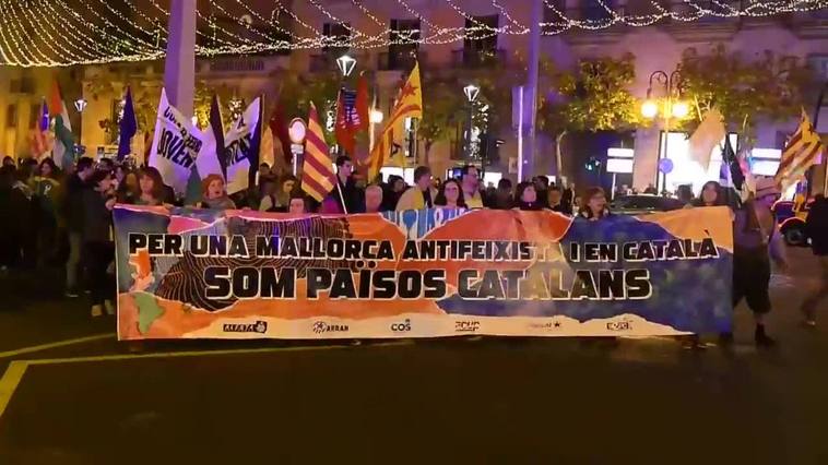 Un millar de personas se manifiestan en Palma por la independencia y el catalán