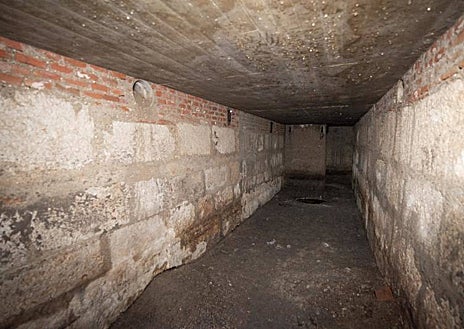 Imagen secundaria 1 - Arriba, una balda primitiva en el refugio, que aún conserva una lata y algunos proyectiles. Abajo, dcha, puerta de acceso, izquierda una de las tres salas de que se compone el refugio: las paredes están hechas con sillares de una cercana iglesia.
