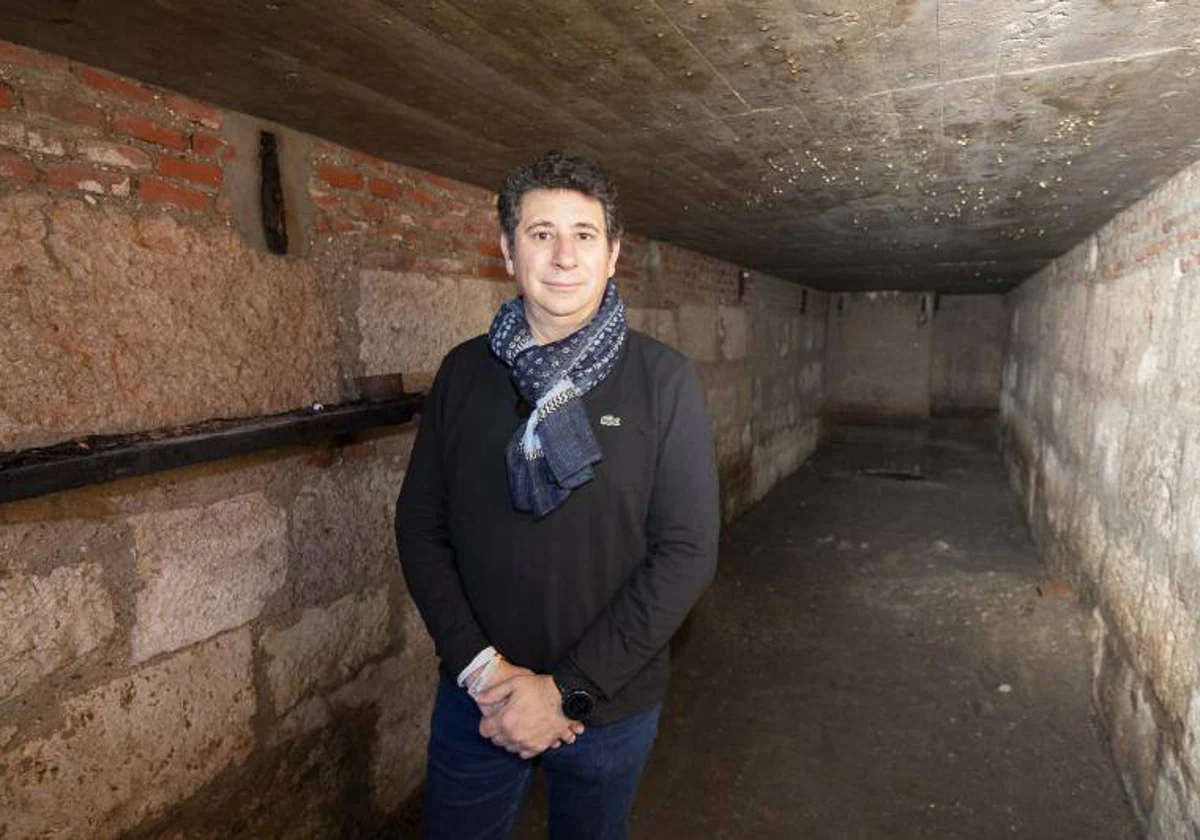 Vicente Pérez, concejal de Patrimonio en Alcalá de Henares, en el interior del refugio antiaéreo