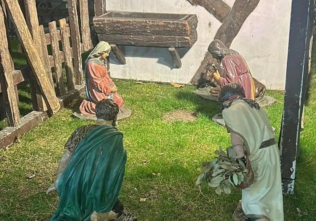 El belén de la plaza de la Hispanidad de Cuenca sin el Niño Jesús ni la mula