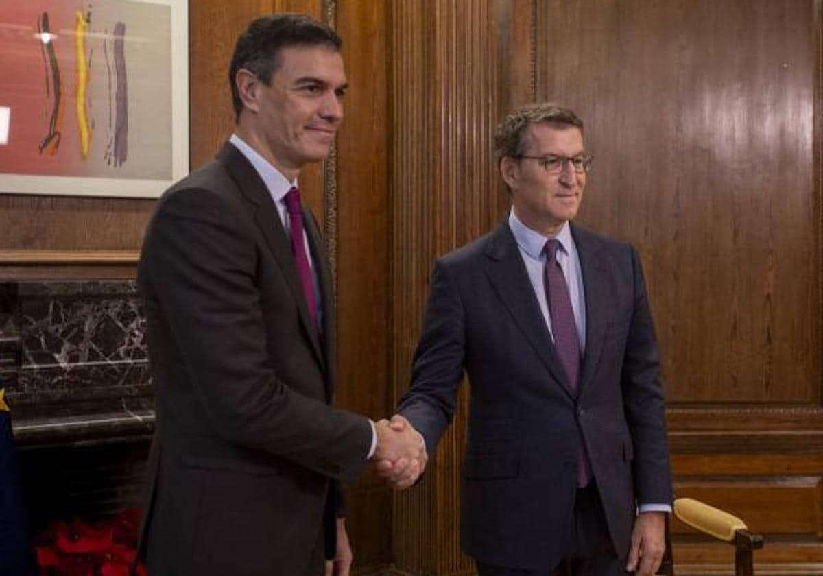 Pedro Sánchez y Alberto Núñez Feijóo durante su reunión en el Congreso