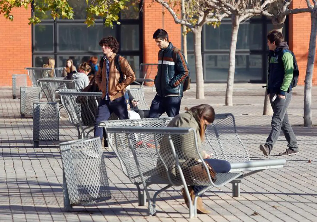 Universitarios en un campus en la ciudad de Valencia.