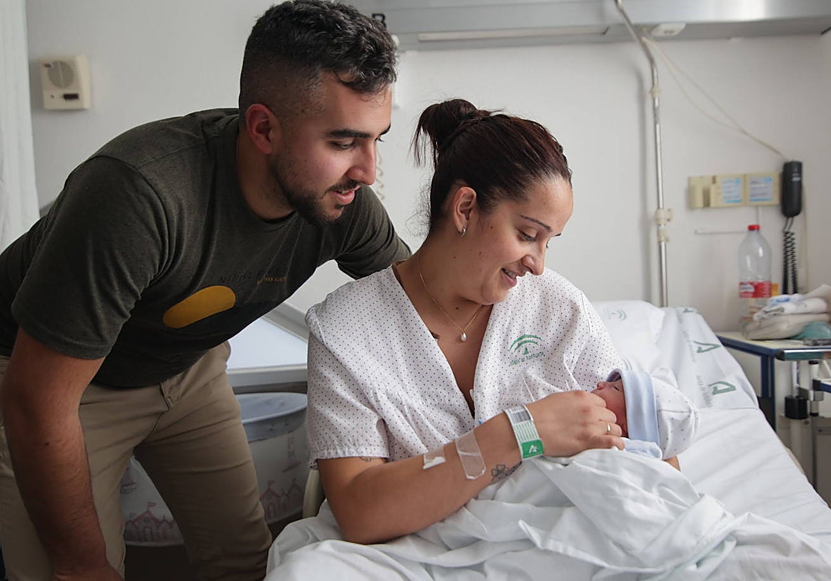 Antonio e Inmaculada junto a su bebé nacido esta pasada noche en el Hospital Reina Sofía de Córdoba