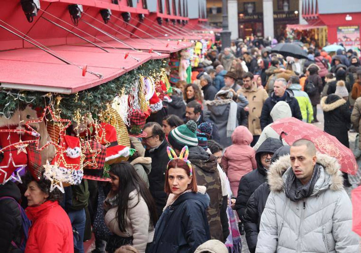 La Plaza Mayor de Madrid, repleta de turistas durante el puente de la Constitución