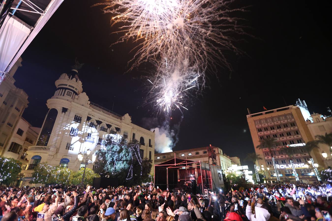 Fotos: Córdoba da la bienvenida a 2024 en una gran fiesta en Las Tendillas