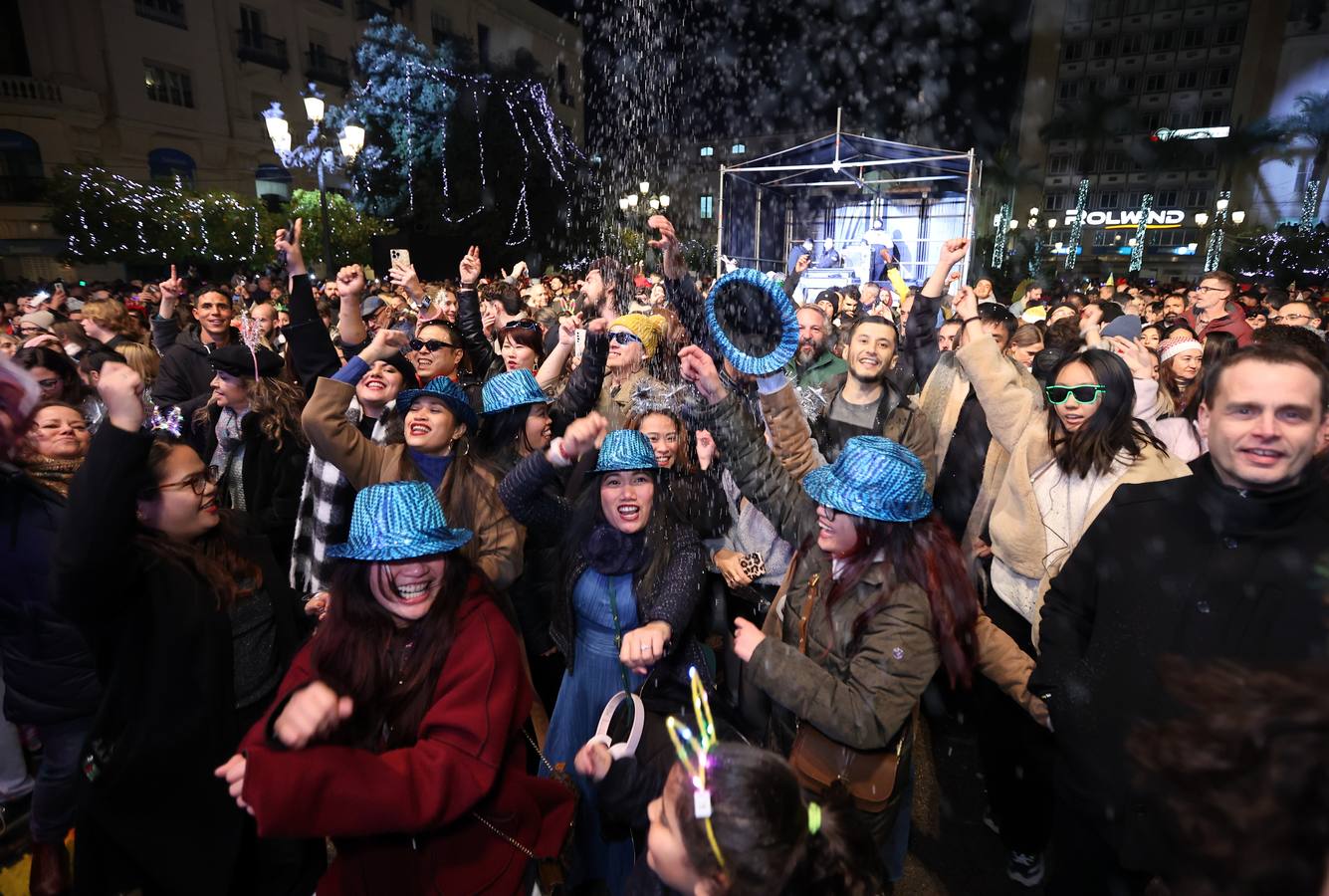 Fotos: Córdoba da la bienvenida a 2024 en una gran fiesta en Las Tendillas