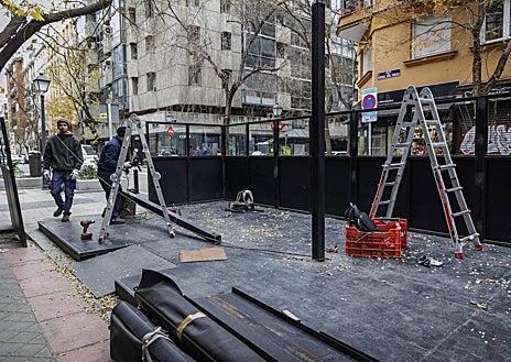 Imagen secundaria 1 - Tres terrazas en bandas de aparcamiento, dos de ellas en fase de desmontaje, como dicta la ordenanza, y una todavía instalada, vulnerando la normativa