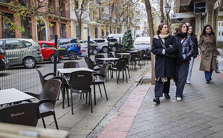 Imagen principal - Tres terrazas en bandas de aparcamiento, dos de ellas en fase de desmontaje, como dicta la ordenanza, y una todavía instalada, vulnerando la normativa