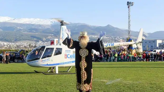 El Rey Gaspar, recién bajado del helicópetero en Armilla, en imagen de archivo