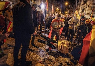 Los juristas no ven delito de odio en la piñata apaleada de Sánchez