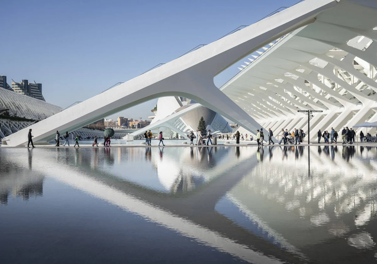 Imagen de varios visitantes atravesando la Ciudad de las Artes y las Ciencias de Valencia