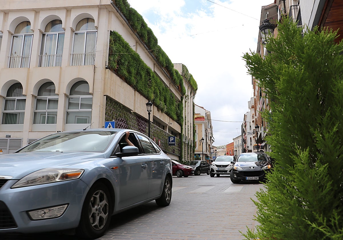 Coches saliendo de la bocana del parking de Plasza Nueva en Lucena