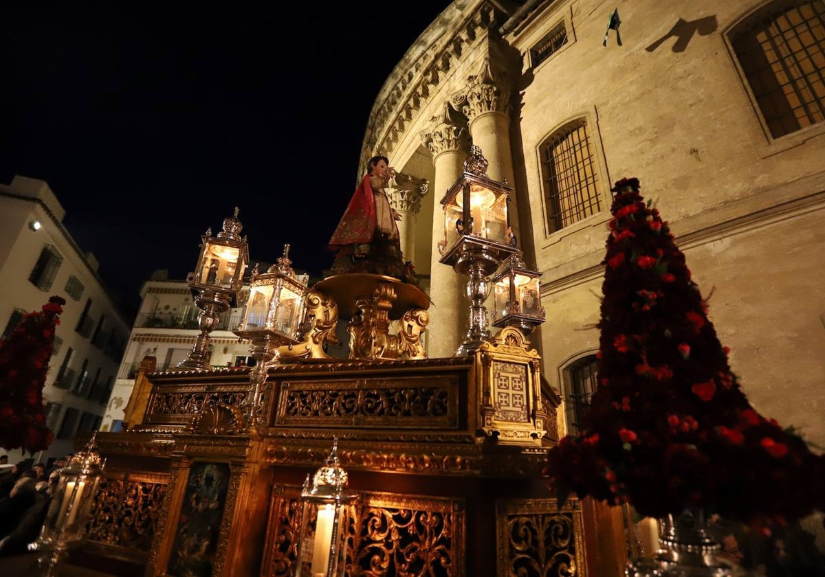 El Niño Jesús de la Compañía, el martes, ante la iglesia del colegio de Santa Victoria, durante su salida procesional