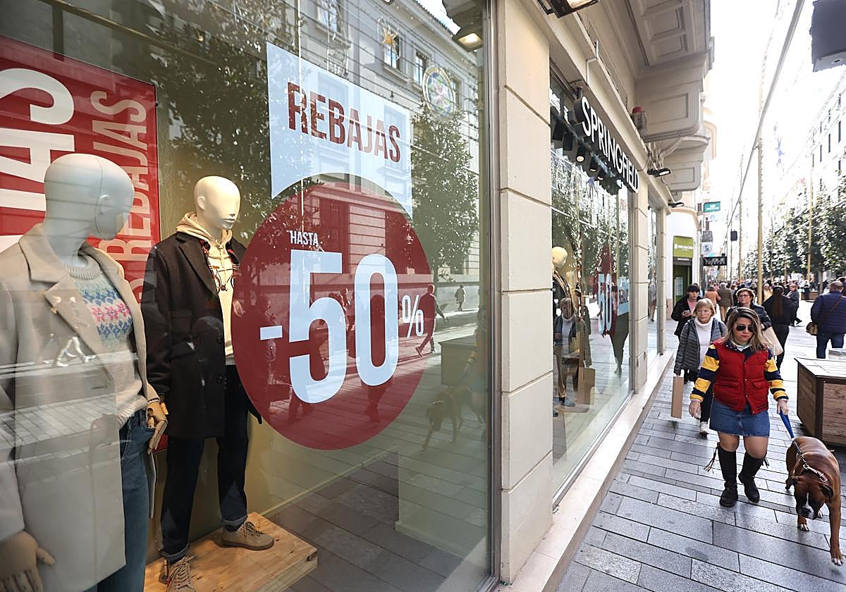 Un comercio luciendo el cartel de rebajas en enero del año pasado