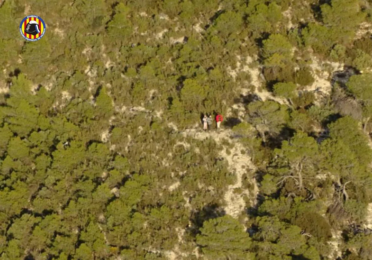 Imagen aérea del senderista y sus dos hijos perdidos en la zona escarpada de Jarafuel