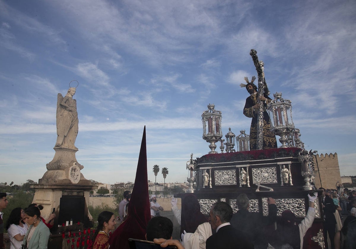 El Señor de los Reyes, el Lunes Santo de 2023, ante el San Rafael del Puente Romano