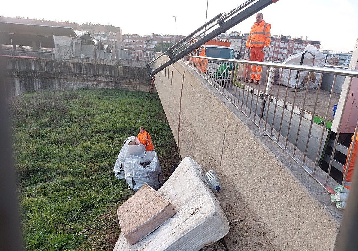 Operarios de Sadeco cargan los enseres