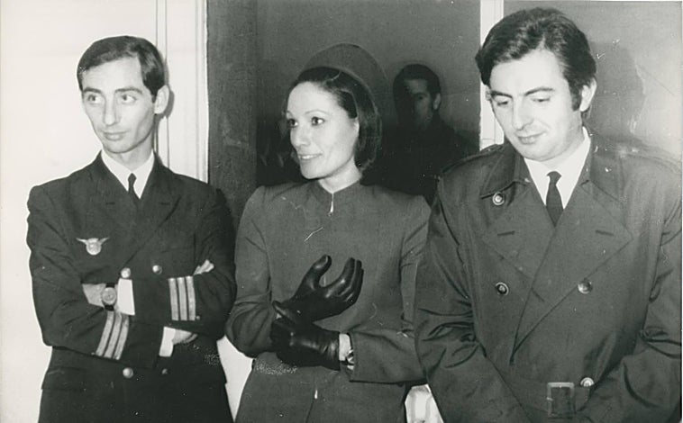 Imagen principal - Arriba, la tripulación del avión: los pilotos Martínez Sánchez, Álvarez Caribe y la azafata María del Mar Ochoa López. Abajo, izq., Mariano Ventura. Dcha, la azafata Ochoa.