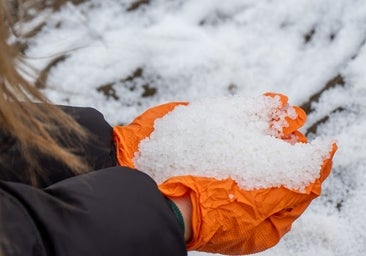 ¿Nieve o plástico? Las playas de Galicia se tiñen de blanco por un vertido de pellets de un buque de carga