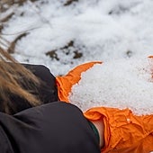 ¿Nieve o plástico? Las playas de Galicia se tiñen de blanco por un vertido de pellets de un buque de carga