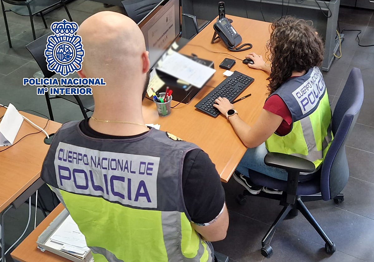 Imagen de archivo de dos investigadores de la Policía Nacional de Alicante