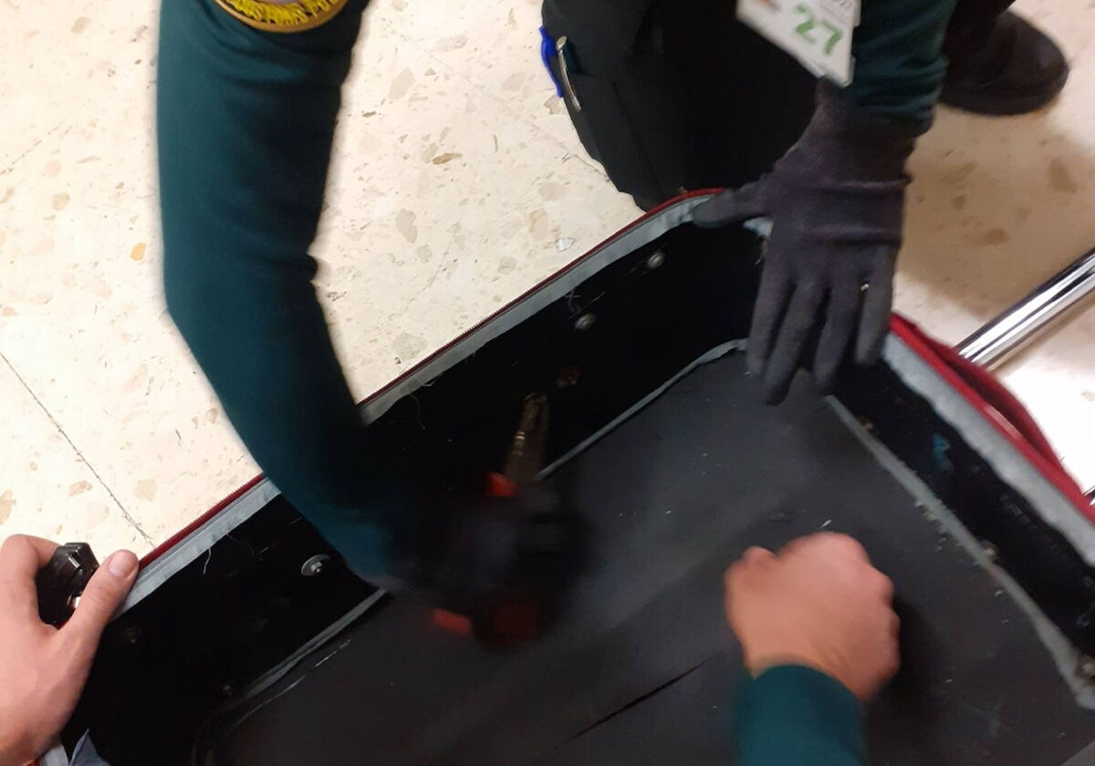 Imagen de la apertura de la maleta por parte de los agentes de Guardia Civil