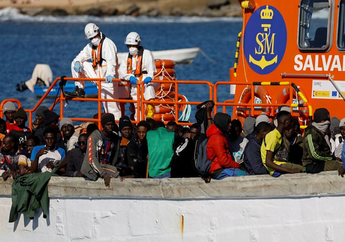 Rescate de una embarcación este 2 de enero en el muelle de Arguineguín, Gran Canaria