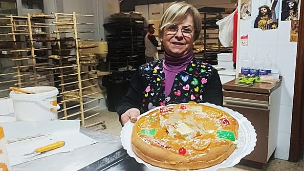 Encarnación Delgado, gerente de Hermanos Díaz, muestra uno de sus roscones