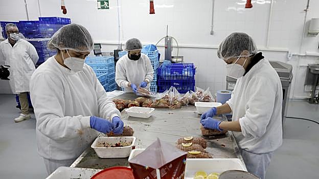 Trabajadores de una empresa de alimentación en la capital