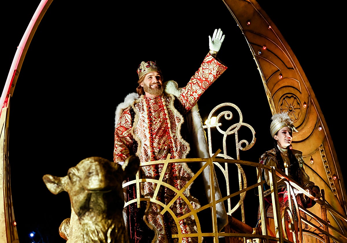 El Rey Gaspar saluda a los madrileños