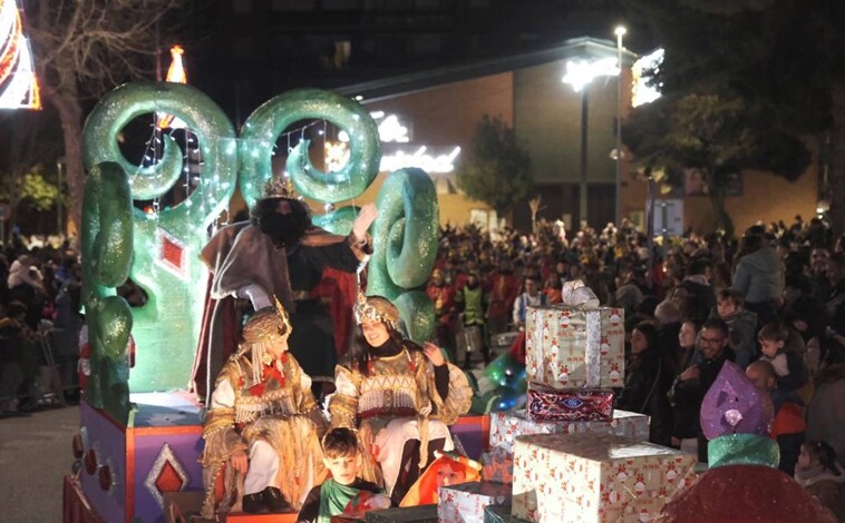 Imagen principal - Sus Majestades los Reyes de Oriente han llegado para cumplir, como cada año, su cita con los más pequeños y los cientos de miles de personas que han esperado, a pesar del frío y la amenaza de lluvia, esta noche mágica