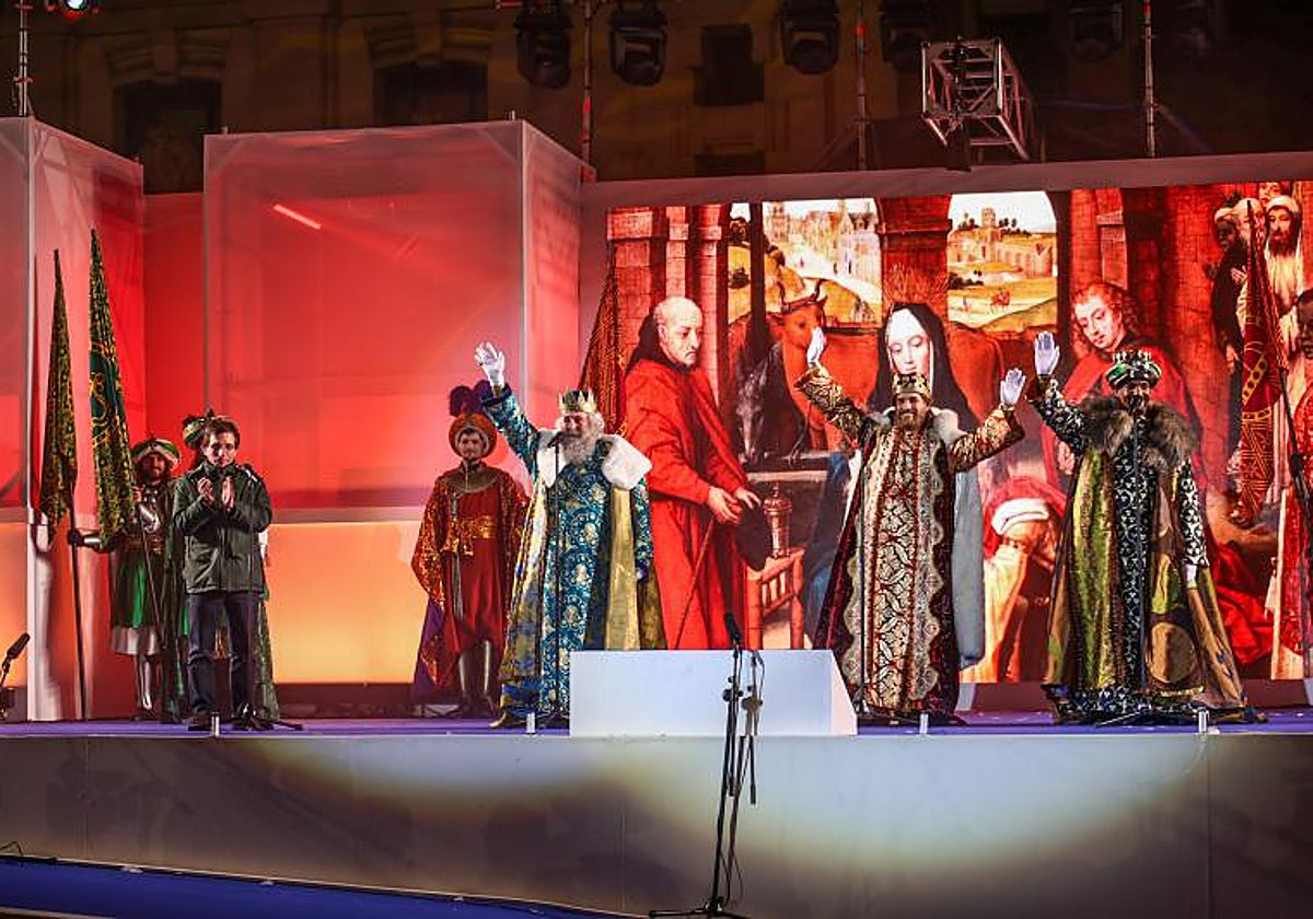El alcalde de Madrid, José Luis Martínez-Almeida, recibe a los Reyes Magos a su llegada a la plaza de Cibeles