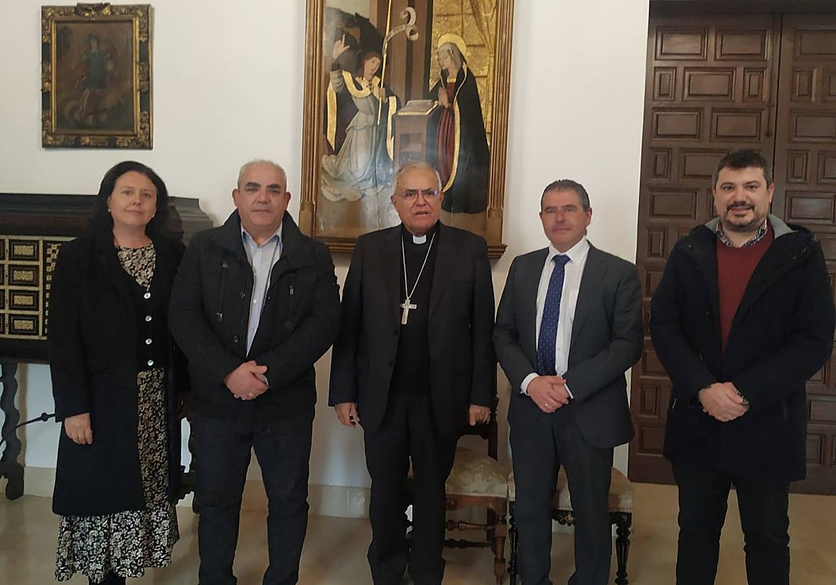 El obispo de Córdoba, en el centro, junto a Francisco Mora y Manuel Murillo, en el encuentro que mantuvieron