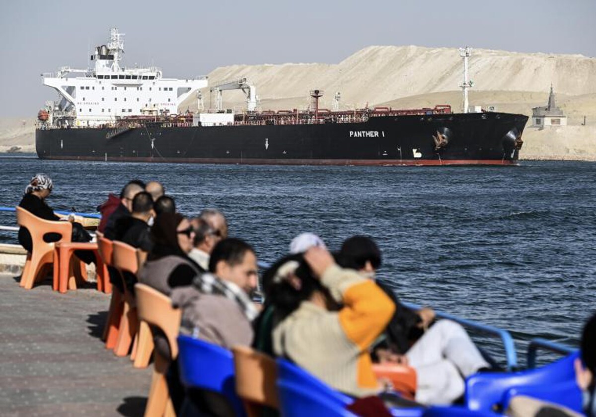 Un carguero cruza el Canal de Suez hacia el mar Rojo en medio de los ataques de los hutíes