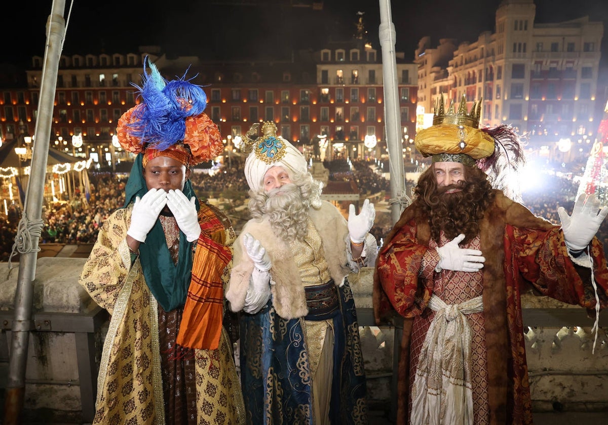 Sus Majestades, en el balcón del Ayuntamiento de Valladolid