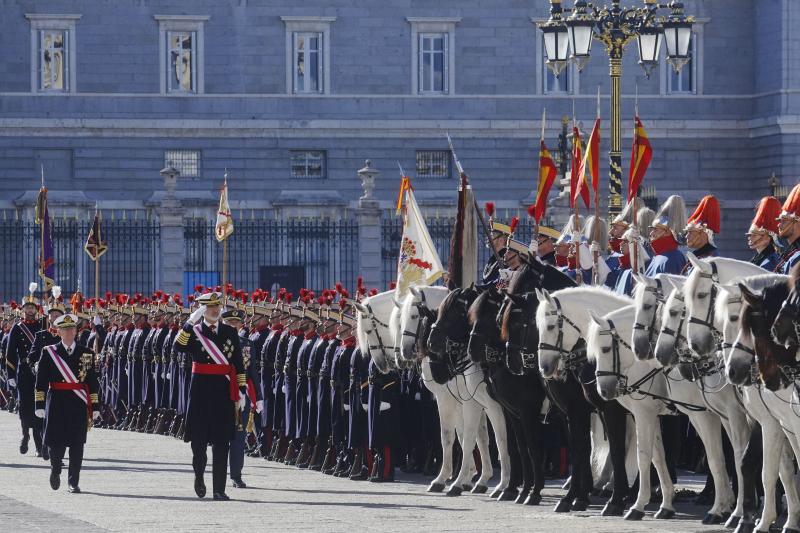 El Rey Felipe VI, pasa revista a la Guardia Real este sábado en la Plaza de la Armería del Palacio Real durante la ceremonia de la Pascua Militar