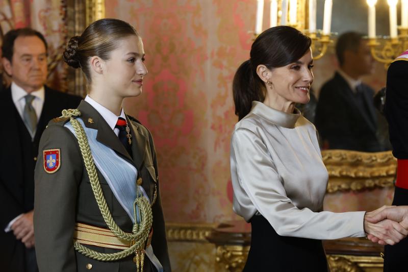 La Princesa Leonor y la Reina Letizia, durante la recepción este sábado en el Palacio Real con motivo de la Pascua