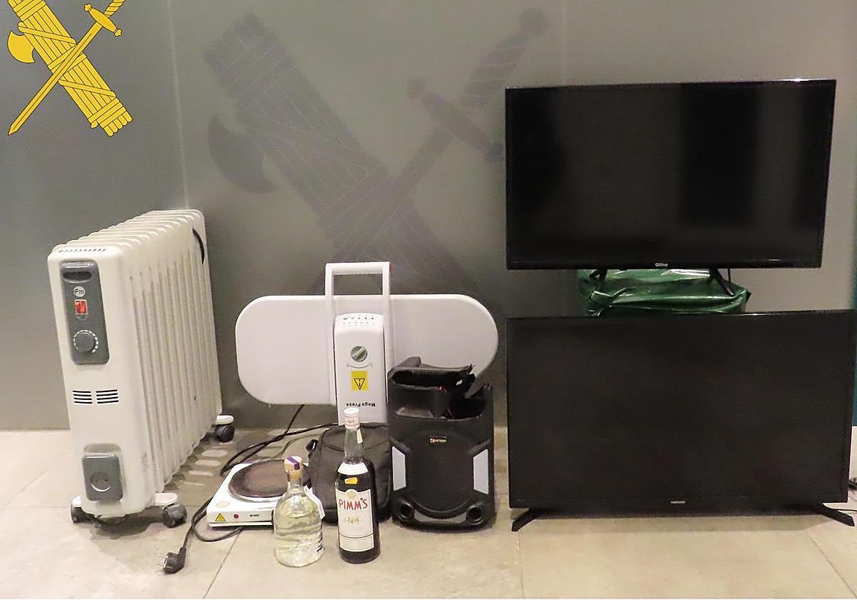 Algunos de los objetos recuperados en la operación de la Guardia Civil