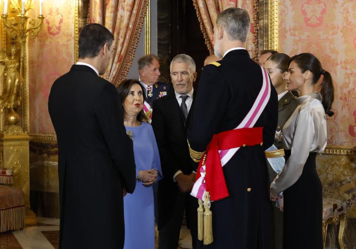 Robles conversa con los Reyes, el presidente del Gobierno y el ministro del Interior durante la celebración de la Pascua Militar en el Palacio Real