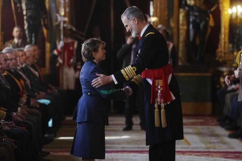 El Rey Felipe VI estrecha la mano de una oficial del Ejército del Aire