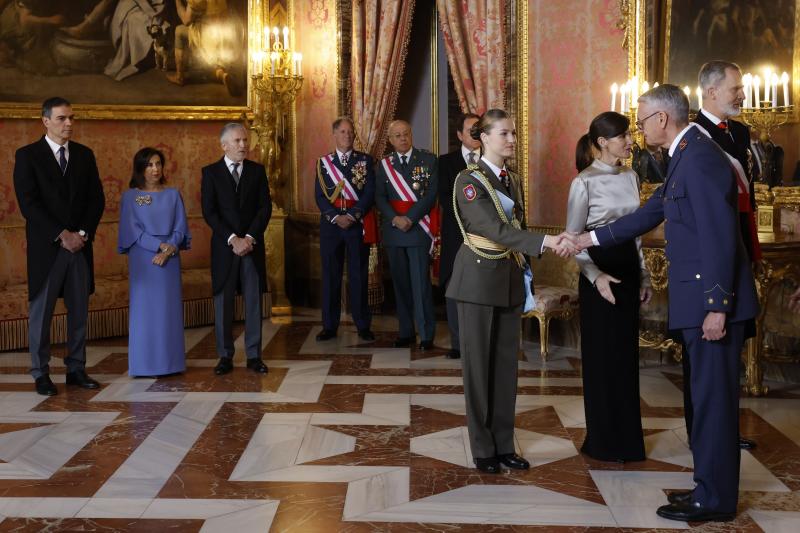 La Princesa Leonor, la Reina Letizia, y el Rey Felipe VI, acompañados del presidente del gobierno Pedro Sánchez, la ministra de Defensa, Margarita Robles, y el ministro del Interior, Fernando Grande-Marlaska, durante la recepción este sábado en el Palacio Real con motivo de la Pascua Militar